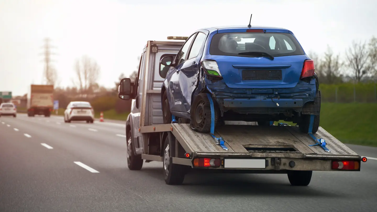Unfallwagen auf Autotransporter